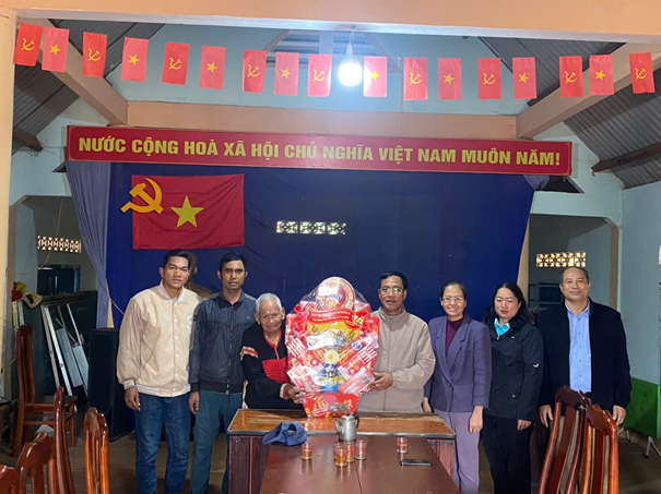 Ông Y Thắng Ê ban – Phó Chủ tịch UBND huyện thăm, tặng quà Buôn căn cứ cánh mạng và gia đình chính sách tại xã Ea Hiao